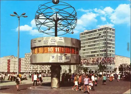 Berlin Uraniasäule und Weltzeituhr - belebt - Alexanderplatz 1973 