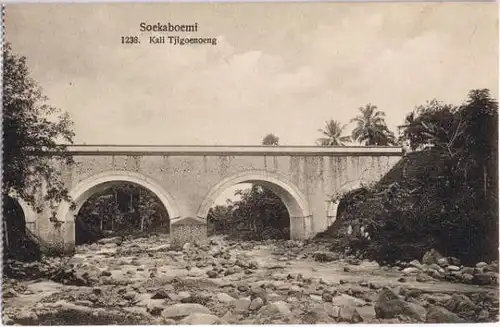 Postcard Sukabumi Sukabumi (Soekaboemi) Brücke (Kali Tjigoenoeng) 