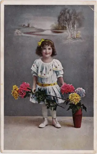 Studioportrait eines Mädchens mit Chrysanthemen Blumenstrauß 1918