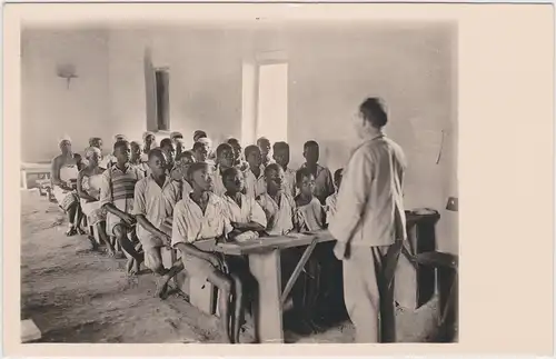 Ansichtskarte  Unterricht - Missionar - Ostafrika 1930 
