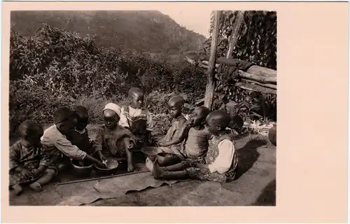 Ansichtskarte  Kinder beim Essen (Ostafrika) 1930 