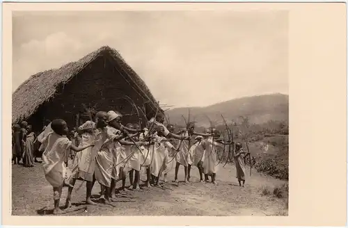 Ansichtskarte  Kinder beim Bogenschießen - Ostafrika 1930 