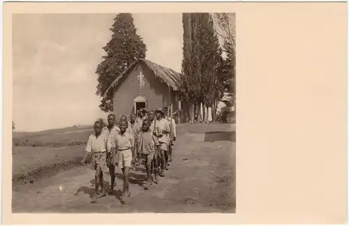  Nach der Morgenandacht geht es zur Arbeitsstätte (Ostafrika) 1930