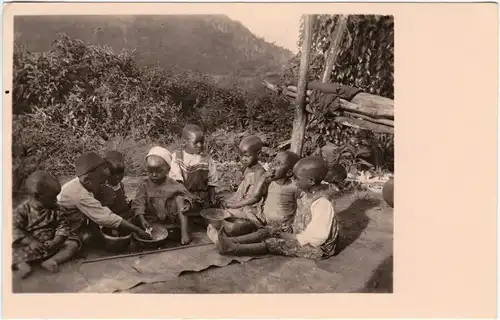 Ansichtskarte  Kinder beim Essen (Ostafrika) 1930 