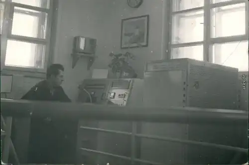 Foto  Mann an Mikrofon - Arbeitstelle Leitstelle 1962 Privatfoto 