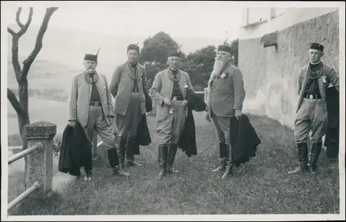 Foto .Tschechien Sokol- Verein Männer vor der Burg 1930 Privatfoto 