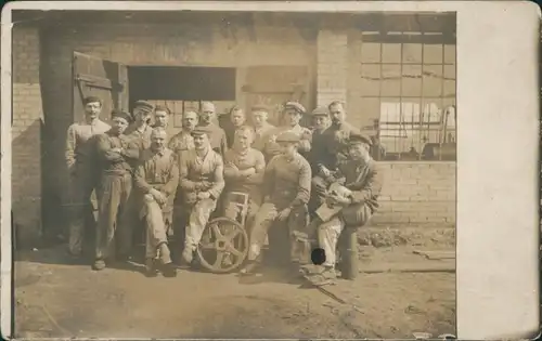 Ansichtskarte  Schlosserei Handwerk Beruf Gruppenfoto Zahnrad 1920