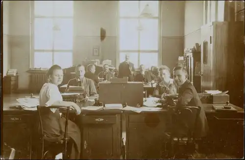  Männer und Frauen im Betriebsbüro Privatfoto AK 1914 Privatfoto 