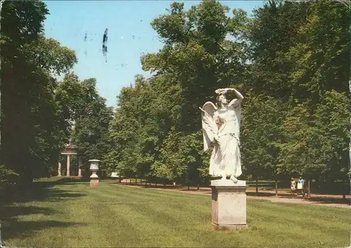 Neustrelitz Schlosspark  mit ENgelstatue g1989