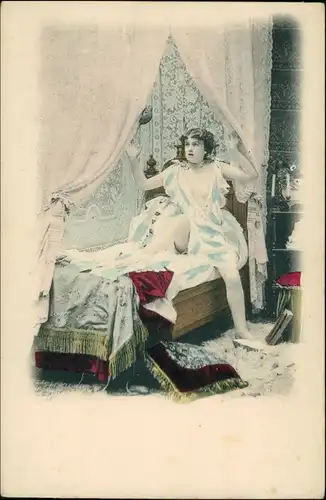  Junge Frau im Bett Menschen / Soziales Leben - Erotik (Nackt - Nude) 1900
