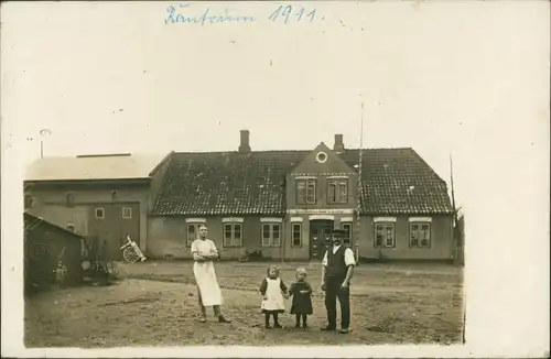 Ansichtskarte Rantrum Nordfriesland  Familie vor Gasthaus 1911