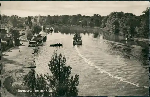 Ansichtskarte Bernburg (Saale) An der Saale Schlepper 1955