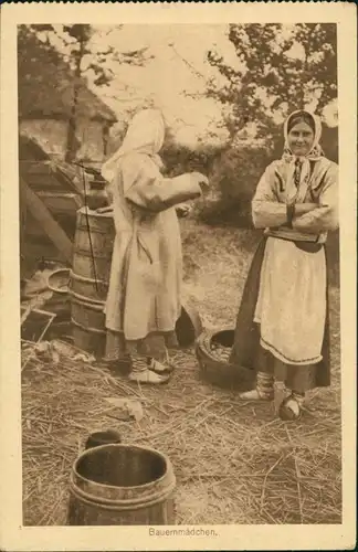 Ansichtskarte  Bauernmädchen in Tracht auf dem Hof 1917