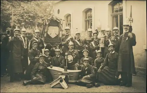 Freiberg (Sachsen) Freiberger Klempnerinnung mit Banner, Piken und Pickelhauben 1916