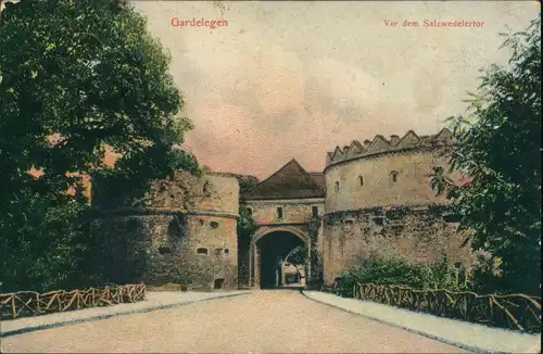 Gardelegen Strassen Partie Salzwedelertor, Torbogen, Stadtmauer, color AK  1907