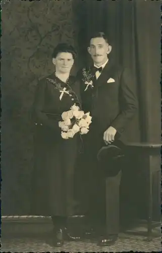 Ansichtskarte  Echtfoto Paar, Hochzeit, Feier, Frau mit Blumen Bouquet 1912 