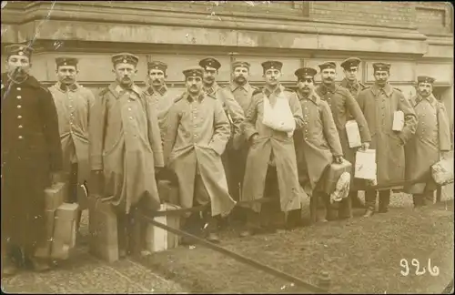 Ansichtskarte  Berlin? Soldaten vor Haus - verletzt, Koffer 1.WK 1916