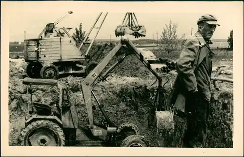 Deutschland Propaganda - DDR, Bauarbeiter und Bagger 1955 Privatfoto