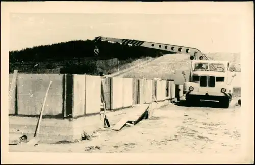 Deutschland Propaganda - DDR - Kran beim heben von Platten LKW 1955 Privatfoto