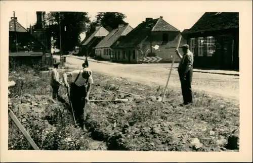 Deutschland Propaganda - DDR, Arbeiter an der Dorfstraße 1955 Privatfoto