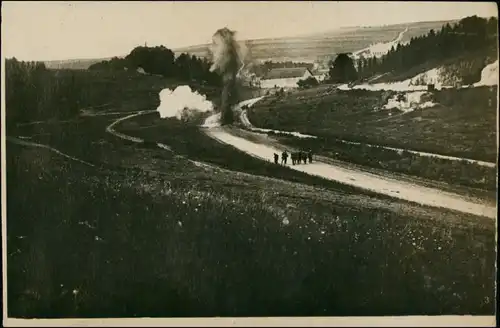 Militär 1.WK (  Weltkrieg) explodierende Granaten Dorf Soldaten 1917 Privatfoto