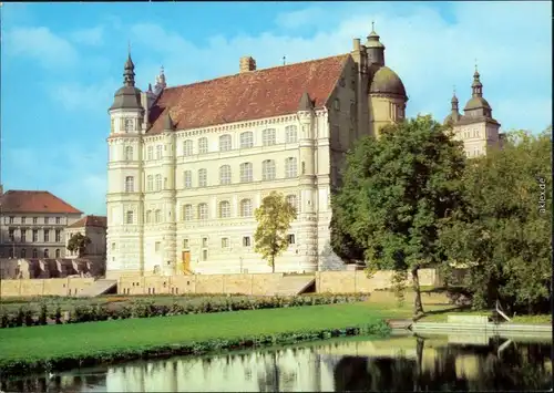 Ansichtskarte Güstrow Schloss mit Teichanlage und Garten 1981
