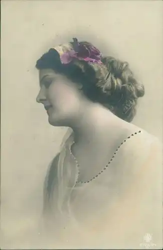 Ansichtskarte  Erotik - junge Frau - sinnlich blickend 1909