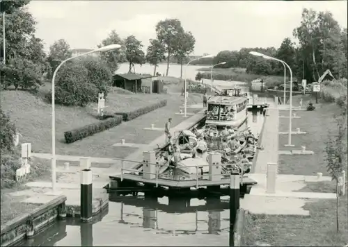 Canow-Wustrow (Mecklenburgische Seenplatte) Schiff an der Schleuse 1975