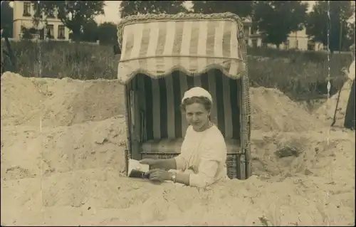 Ansichtskarte Altona-Hamburg Frau am Strand - Villen Privatfotokarte 1912