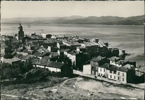 CPA Saint-Tropez Vue Générale/Ort mit Küste und Marineboot 1950