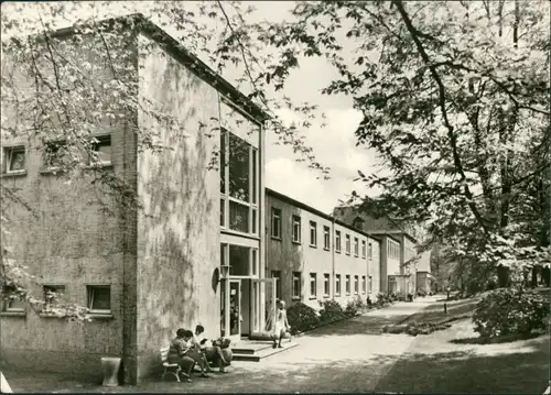 Ansichtskarte Bad Lausick Lausigk Kurmittelhaus mit Personen 1978