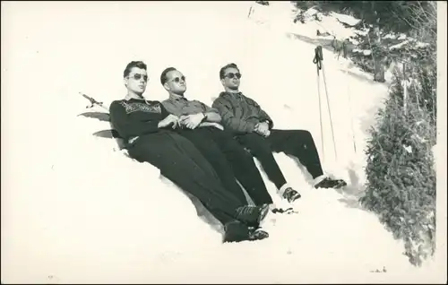 Foto  Sport - Ski fahren - Skifahrer beim Sonnen 1965 Privatfoto