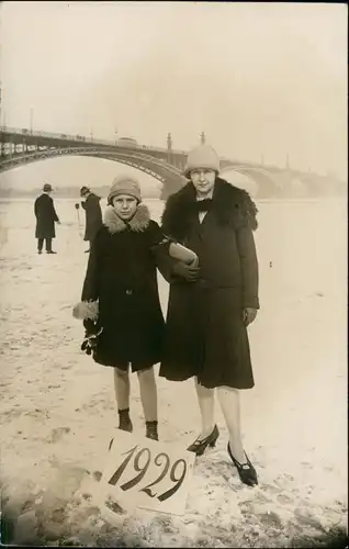Pulheim zugefrorener Fluss - Brücke Frau mi Mädchen 1929 Privatfoto