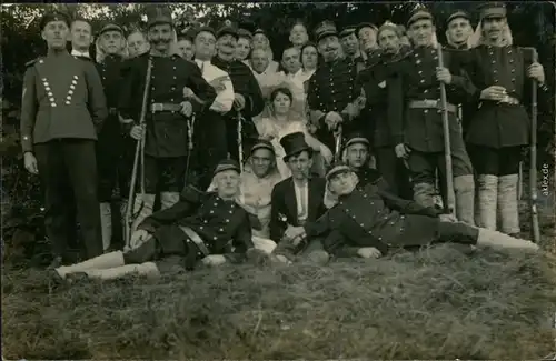 Gruppenfotos Soldaten mit Musketen und Damen in Weiß 1922 Privatfoto