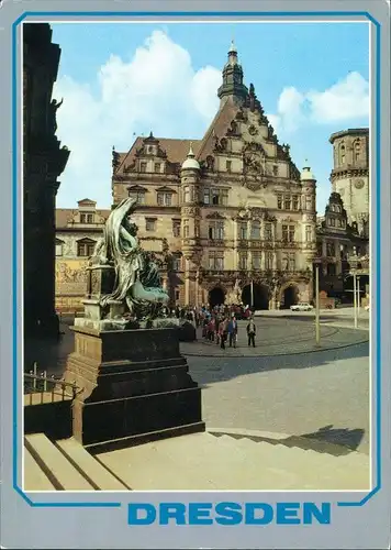 Dresden Besucher vor Georgentor, Statue der BrühlschenTerrassentreppe 1987