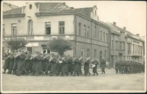 Tschechische Soldaten marschieren durch die Stadt Militaria 1948 Privatfoto