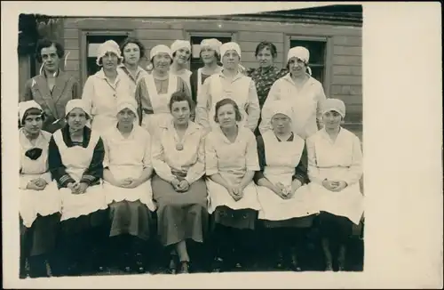 Ansichtskarte  Berufe Frauen vor Baracke 1922