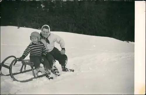 Foto  Wintersport: Schlitten/Rodeln Frau und Kind 1962 Privatfoto