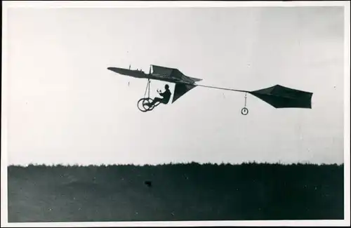 Hans Grade in seinem selbstgebauten Flugzeug 1908/1930 Privatfoto