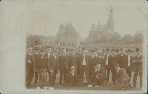 Foto Bergisch Gladbach Männer vor Villa und Kirche 1908 Privatfoto
