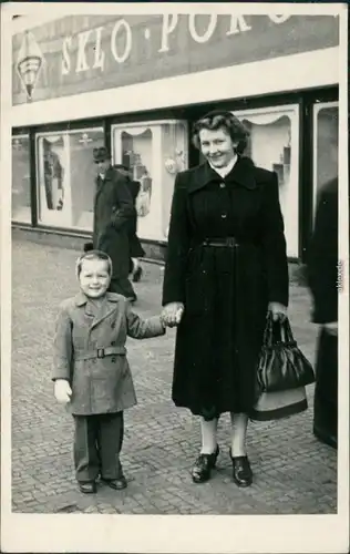 Prag Praha Mutter mit Kind beim Einkaufsbummel vor Geschäften 1953 Privatfoto