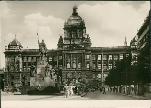Postcard Prag Praha Národni muzeum/Nationalmuseum belebter Vorplatz 1965
