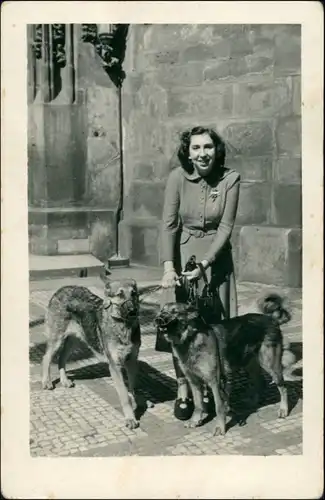 Foto  Junge Frau mit zwei Hunden - Maulkorb 1953 Privatfoto