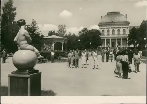 Franzensbad Františkovy Lázně Náměstí míru s hudebním pavilonkem a budovou Společenského domu 1970