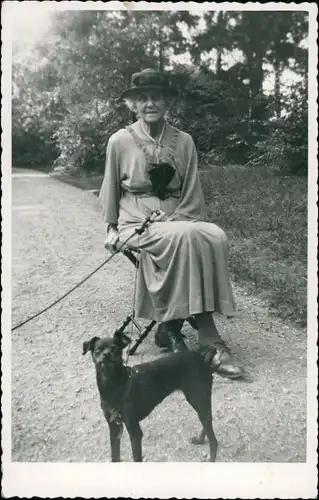 Lissa (Elbe) Lysá nad Labem Frau mit Hund in der Parkanlage 1944 Privatfoto