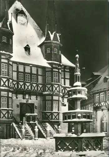 Ansichtskarte Wernigerode Rathaus, Rathausplatz im Winter, verschneit 1973