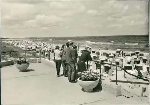 Zinnowitz Strand, Personen blicken auf Ostsee, Strandkörbe 1975
