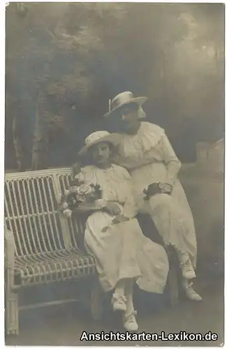 Ansichtskarte Dresden Frauen im weißen Kleid und Hut auf Bank mit Blumen 1926