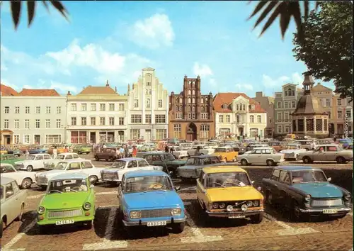Ansichtskarte Wismar Marktplatz mit parkenden Trabant's und Wartburg's 1981