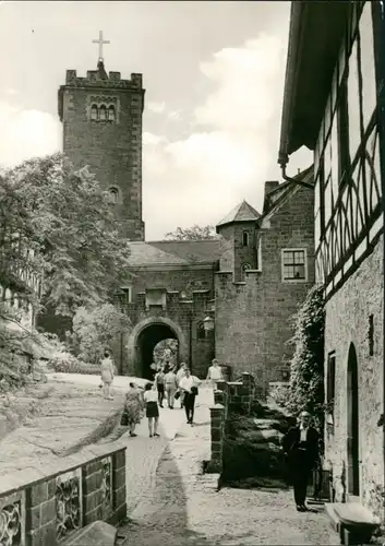 Ansichtskarte Eisenach Wartburg, Personen beim Aufgang zur Burg, Castle 1975